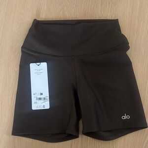 NWT ALO Yoga 5” airlift energy short - espresso